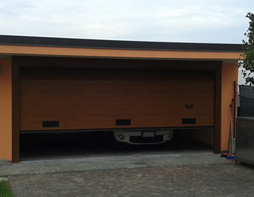Officine cma: produzione porte sezionali Novara residenziali per garage